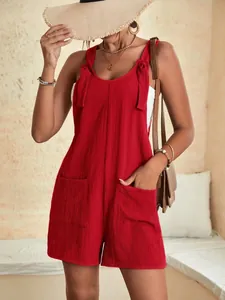 Vue de face d'une élégante combishort rouge texturée avec bretelles nouées sur modèle