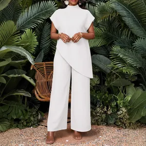 Elegante conjunto blanco de dos piezas con top de dobladillo asimmetrico y pantalón de pierna ancha