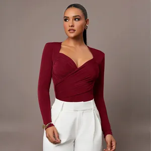 Elegante body in velluto rosso vino con scollo a V incrociato e maniche lunghe