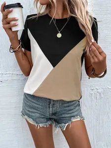 Detailaufnahme eines lässigen Damen-T-Shirts mit geometrischem Color-Block-Design