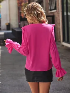 Elegante camicetta in chiffon fucsia con scollo a V e maniche a balze vista posteriore