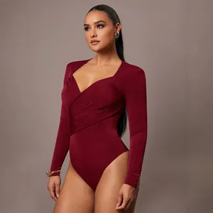 Elegante body in velluto bordeaux a maniche lunghe con scollo a V e design a pieghe