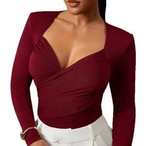 Elegante body in velluto bordeaux con scollo a V incrociato e maniche lunghe