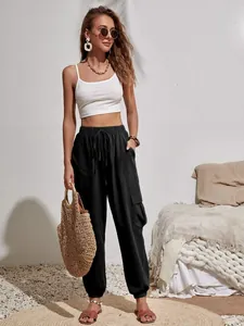Vista completa de modelo con pantalones cargo negros para mujer y cordón en la cintura