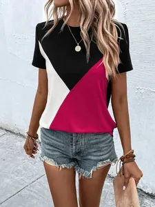 Lässiges T-Shirt mit Rundhalsausschnitt und Patchwork-Farbmustern in Pink und Schwarz.