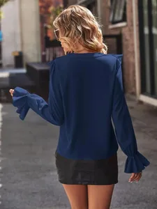 Elegante camicetta blu scuro con scollo a V e dettagli di maniche a balze, vista retro.