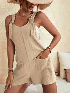 Vue détaillée d'un combishort beige texturé avec des bretelles nouées et poches.