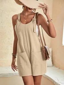 Détail d'un combishort d'été beige sans manches pour femmes avec grandes poches