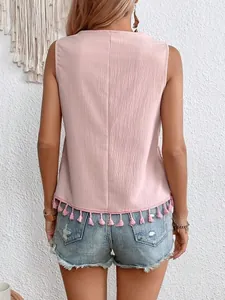 Rückansicht eines rosa Bohème-Tanktops mit Quastenfransen und strukturierter Stoffoptik