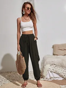 Vista completa de pantalones cargo casuales verde oscuro con bolsillos y cintura elástica.