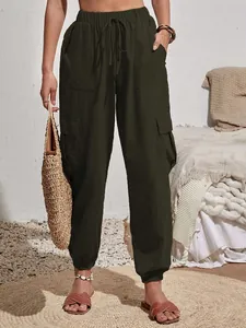 Detalle de pantalones cargo verde oliva para mujer con cordón y bolsillos