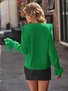 Vista posteriore di camicetta verde con scollo a V, dettagli a balze e polsini svasati