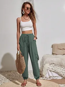 Vista completa de pantalones cargo casuales verde liso para mujer con bolsillos
