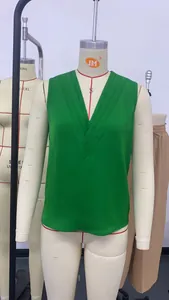 Detailansicht des eleganten mehrlagigen V-Ausschnitts einer grünen ärmellosen Damenbluse.