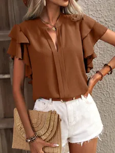 Detalle de una elegante blusa marrón con cuello en V y mangas con volantes dobles