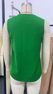 Rückansicht eines leuchtend grünen ärmellosen Tanktops auf einer Schaufensterpuppe