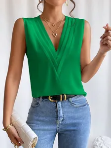 Elegante grüne ärmellose Bluse mit gerafftem V-Ausschnitt und mehrlagigem Vorderdesign