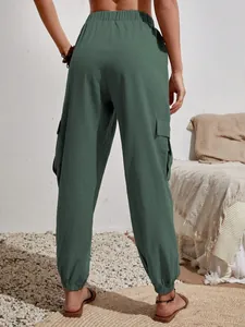 Vista trasera de pantalones cargo verdes para mujer con cintura alta y bolsillos