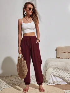 Elegante pantalón cargo burdeos con varios bolsillos para un look casual de verano