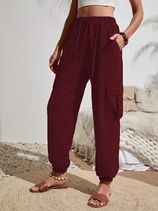 Vista lateral pantalones cargo burdeos casuales con cintura elástica para mujer