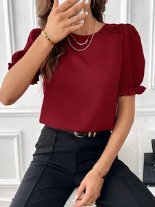 Vista dettagliata di un'elegante camicetta bordeaux a maniche corte a sbuffo