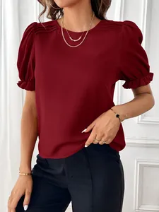 Elegante camicetta bordeaux a maniche corte a sbuffo con spalle a pieghe e girocollo.