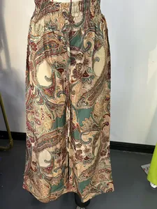 Dettaglio della stampa paisley vintage e della vita elastica con coulisse dei pantaloni