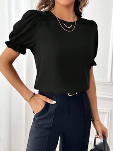 Elegante camicetta nera con maniche a sbuffo da donna con scollo tondo e gioielli d'oro