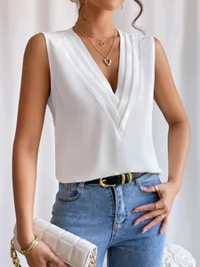 Detailansicht der weißen ärmellosen Bluse mit elegantem, mehrlagigem V-Ausschnitt