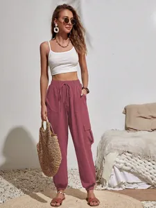 Vista completa de modelo con pantalones cargo rosa en un ambiente interior informal