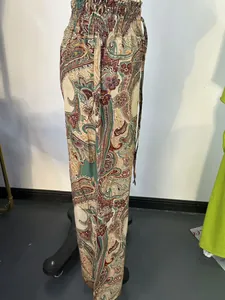 Dettaglio dei pantaloni a gamba larga da donna con stampa paisley e vita elasticizzata.