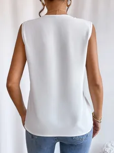 Rückansicht eines minimalistischen weißen ärmellosen Damen-Tops für den Sommerlook.