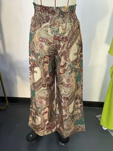 Vista frontale dettagliata di pantaloni larghi con stampa paisley su un manichino.