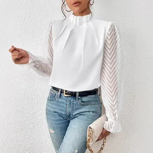 Elegante blusa de gasa blanca con cuello alto y mangas largas con diseño de ondas