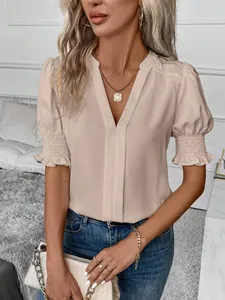 Elegante camicetta beige con scollo a V e maniche a sbuffo arricciate per la donna