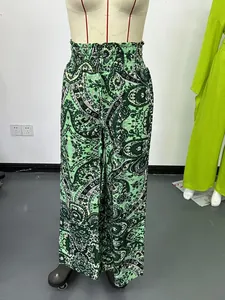 Vista dettagliata di pantaloni larghi verdi con stampa paisley e vita elasticizzata