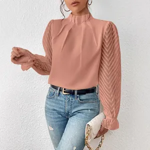 Elegante blusa color melocotón de cuello alto con mangas largas de gasa con ondas