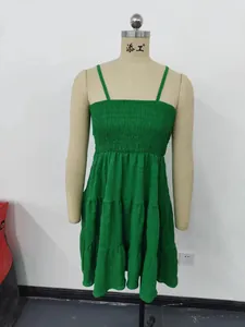 Vue détaillée du bustier froncé vert et de la jupe à volants sur robe d'été texturée
