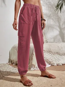 Vista detallada de pantalones cargo lisos para mujer con cintura elástica y bolsillos.