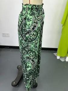 Dettaglio della vista laterale di pantaloni alla moda a gamba larga con stampa paisley