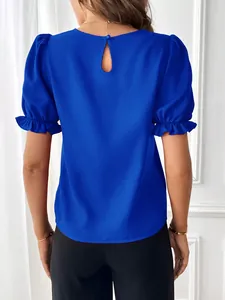 Elegante camicetta blu reale a maniche corte con volant e dettaglio goccia sul retro