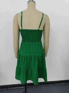 Vue détaillée du dos d'une robe d'été verte texturée avec bustier smocké et bretelles