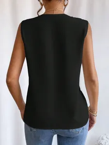 Detail-Rückansicht eines schlichten schwarzen ärmellosen Damen-Sommertops