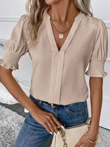 Elegante camicetta beige con scollo a V e maniche a sbuffo arricciate per l'estate