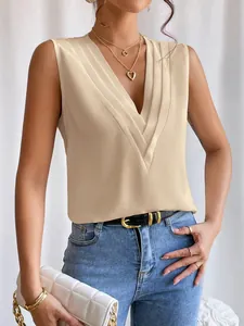 Nahaufnahme einer eleganten aprikosenfarbenen ärmellosen Bluse mit V-Ausschnitt für Damen