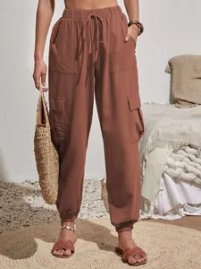 Pantalón cargo casual liso en color terracota con cintura elástica con cordón y bolsillos