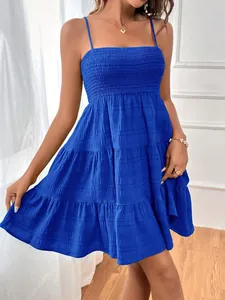 Vue détaillée d'une mini-robe bleue à bretelles avec texture et volants étagés
