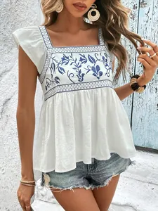 Elegante blusa boho blanca con bordado floral azul y mangas mariposa de estilo moderno