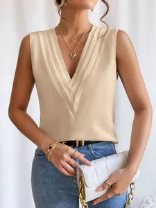 Detailaufnahme des V-Ausschnitts am eleganten beigen ärmellosen Sommertop
