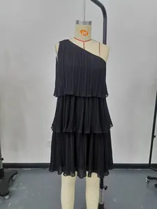 Dettaglio di un abito midi nero monospalla a strati con design a pieghe da donna